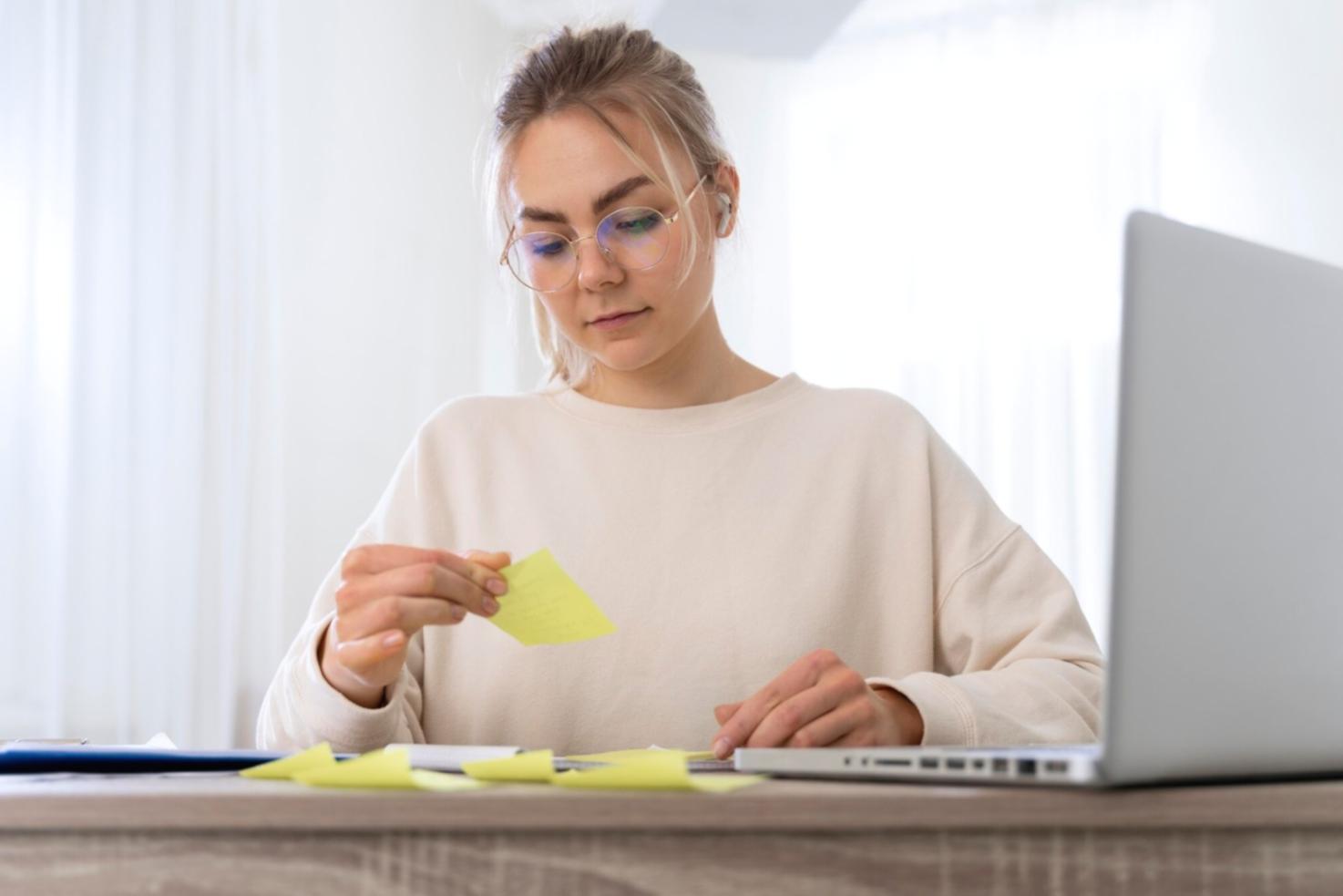 Modernes Büro eines wachsenden Dienstleistungsunternehmens mit strukturierten Arbeitsabläufen